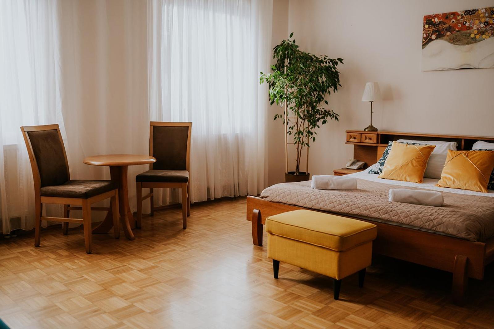 Hotel Garden Олєшніца Екстер'єр фото