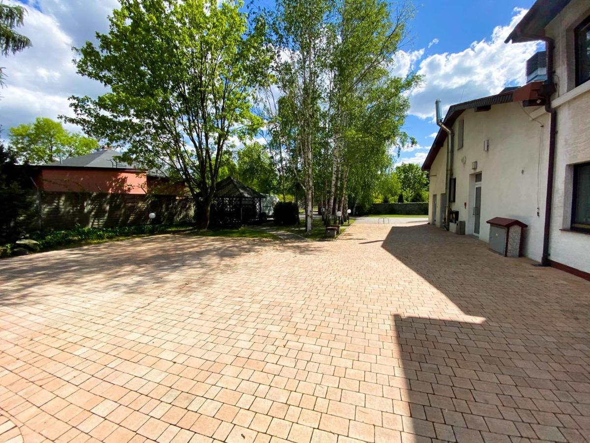 Hotel Garden Олєшніца Екстер'єр фото
